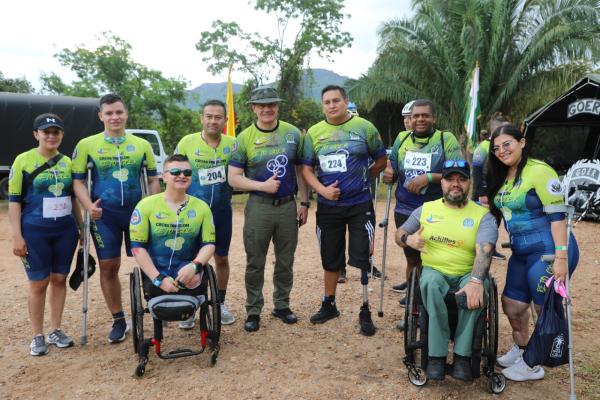 Fotografía del director de Carabineros con los héroes por vocación