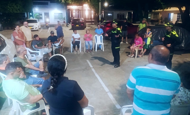 Reunion del comandante de la estacion de polica Margen Izquierda con la comunidad del barrio República de Panamá