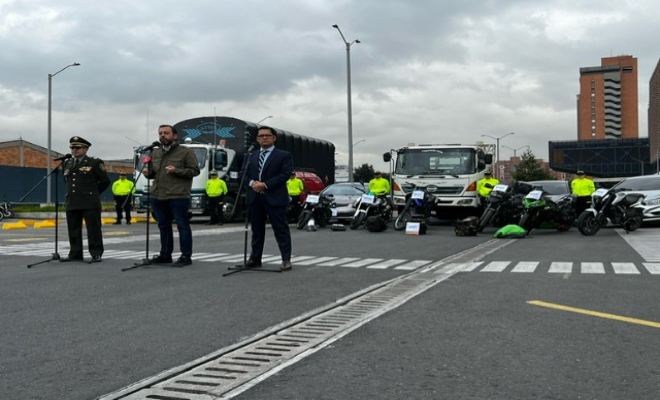 Rueda de prensa recuperación vehículos precedida por el alcalde mayor de Bogotá, secretario de seguridad y comandante encargado metropolitana de Bogotá 