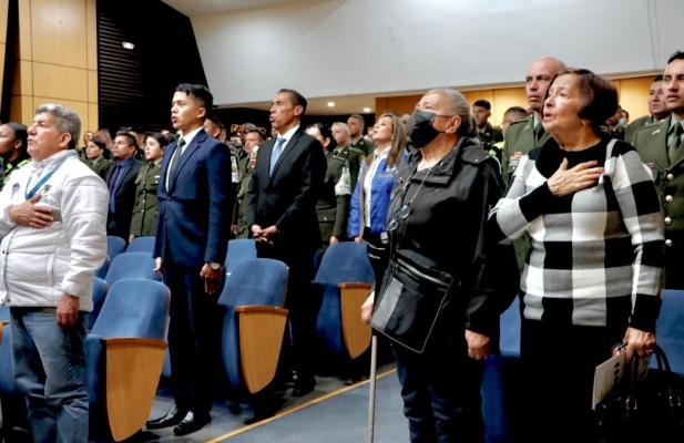 personas entonando el himno de Colombia 