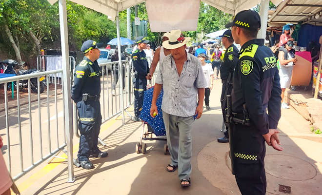 Uniformados prestando seguridad a las personas