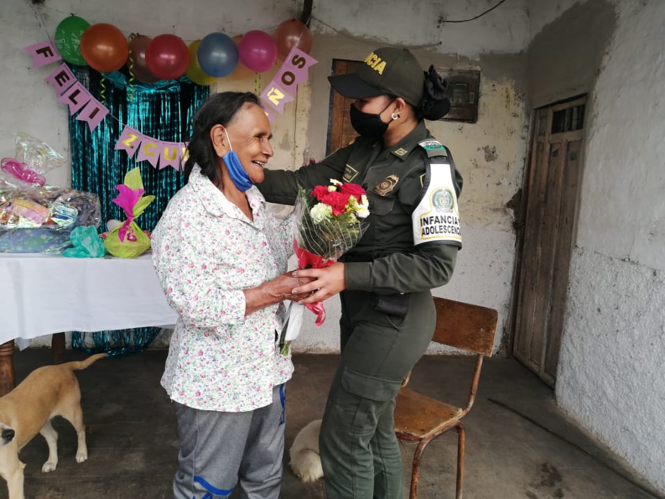  senora_rosalia_y_patrullera_adriana