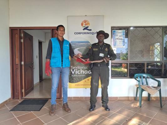 Policía recuperando serpiente