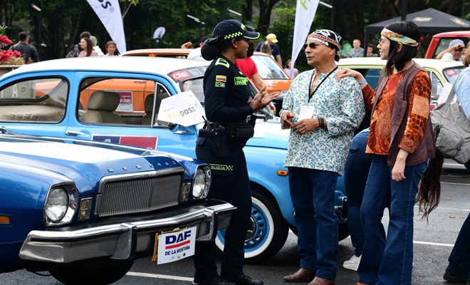 Acompañamiento del desfile de autos clásicos y antiguos de la Feria de las Flores