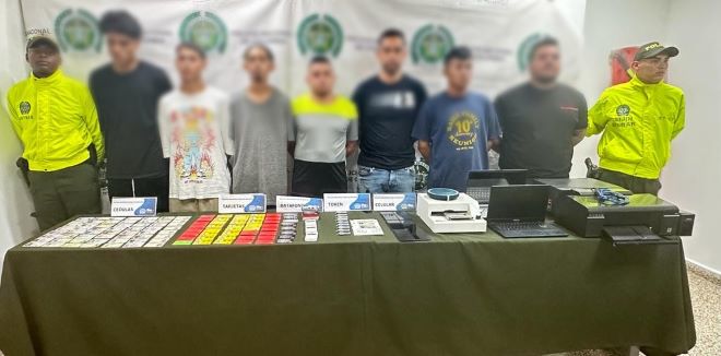 Persona capturada-policías custodiando 