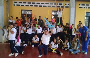 Niños con síndrome de Down escriben historias llenas de emociones y sentimientos al lado de la Policía