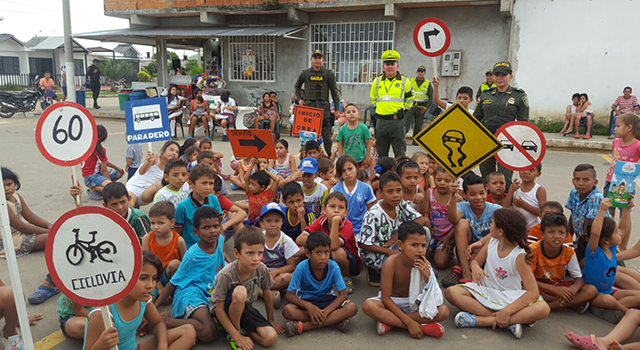 ‘En la vía-su vida e integridad-es nuestra prioridad´-policia-meta