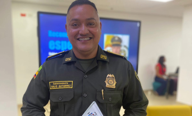 Periodistas de Cartagena entregan placa de reconocimiento al subintendente Emilio Gutiérrez Yance, jefe de prensa en Bolívar