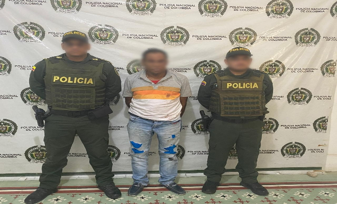 Persona capturada-policías custodiando 