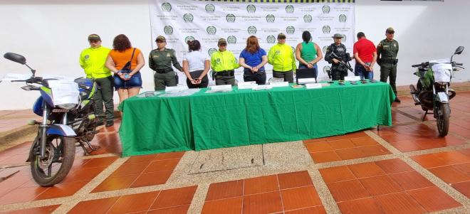 Personas capturadas-policías custodiando-elementos incautados