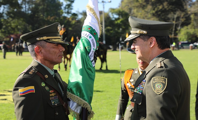 Brigadier General José Roa recibe la bandera de la dirección de carabineros y protección ambiental
