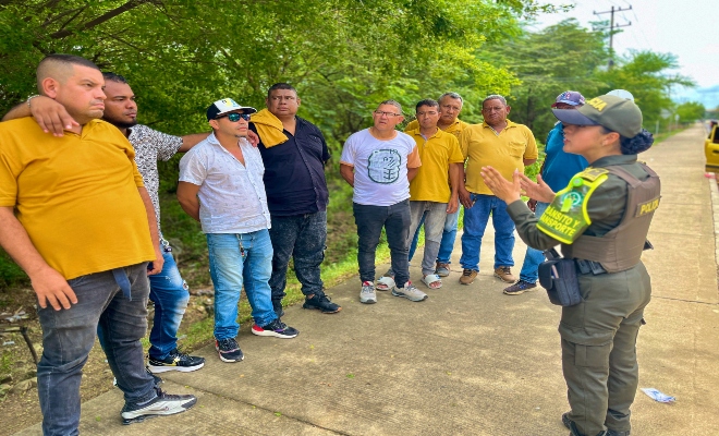 Funcionarias de la seccional de transito dando recomendaciones a grupo de mototaxistas