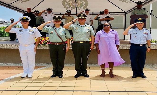 Uniformados de la Policía junto a representantes de la comunidad y autoridades militares 