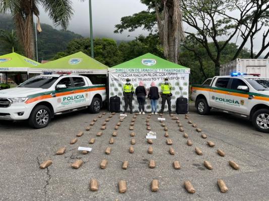Alucinógeno incautado-policías custodiando