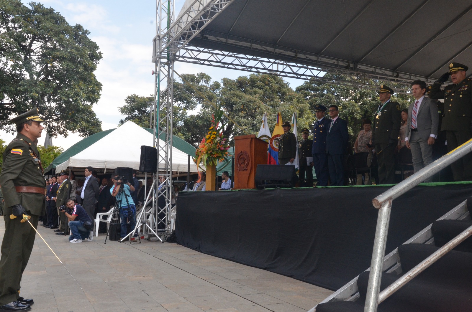 El Brigadier General Oscar Gómez asume el mando frente al Subdirector General de la Policía Nacional y autoridades administrativas