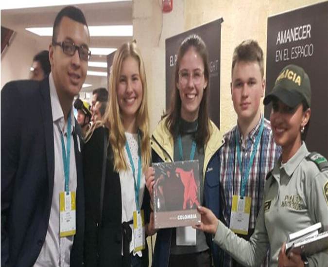 policia-turismo-con-visitantes-a-la-cumbre-nobeles-de-paz