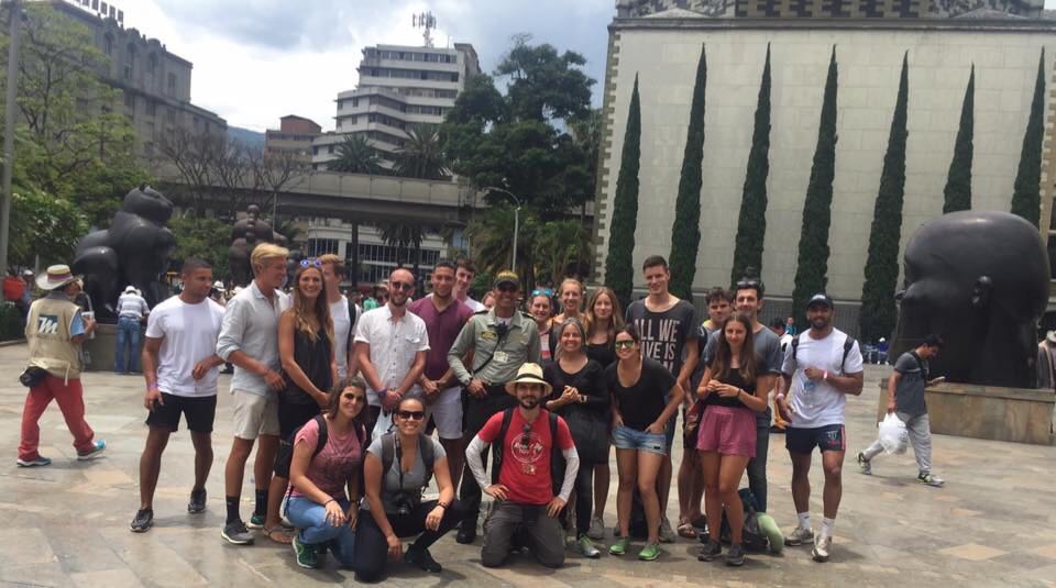 turistas-y-policias-en-medellin