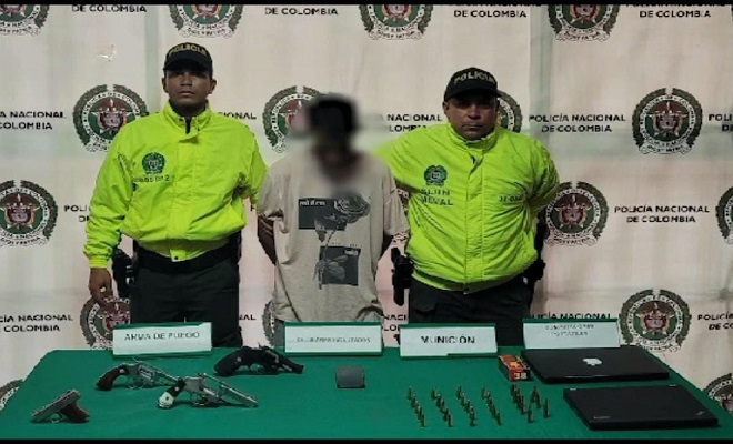 Personas capturadas-policías custodiando