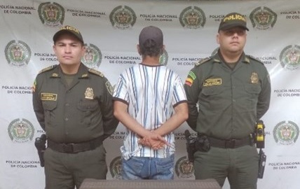 Este individuo deberá responder por el delito de hurto en grado de tentativa agravada. 