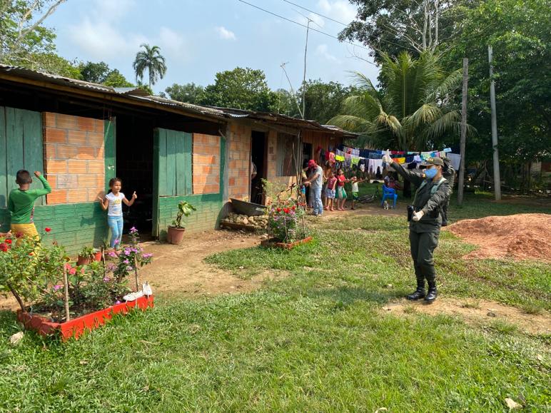 El servicio de policia se viste de mujer 