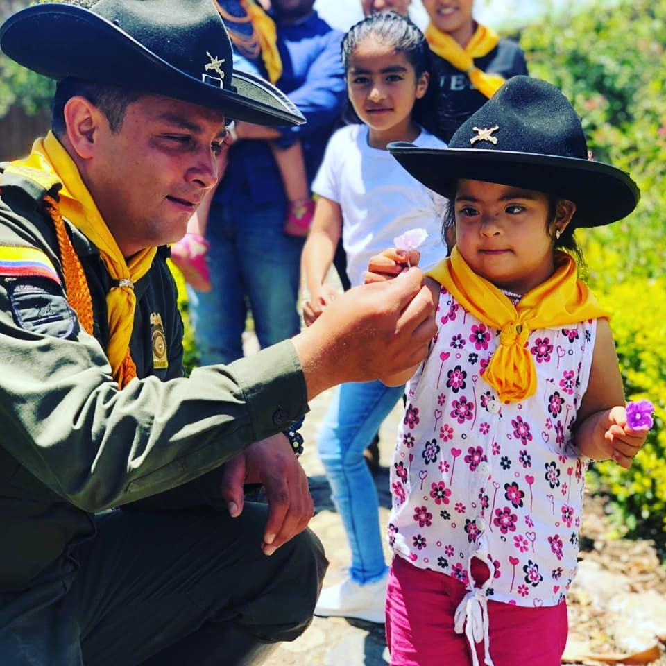 Policía entrega una flor a esta hermosa niña