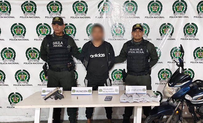 Durante el procedimiento se logró la incautación de una pistola, un teléfono celular, una motocicleta y cinco panfletos extorsivos.