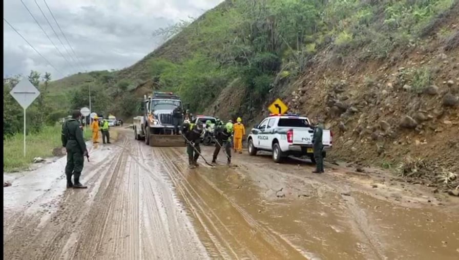 Utilización_de_palas_y_maquinarias_para_ayudar_a_desbloquear