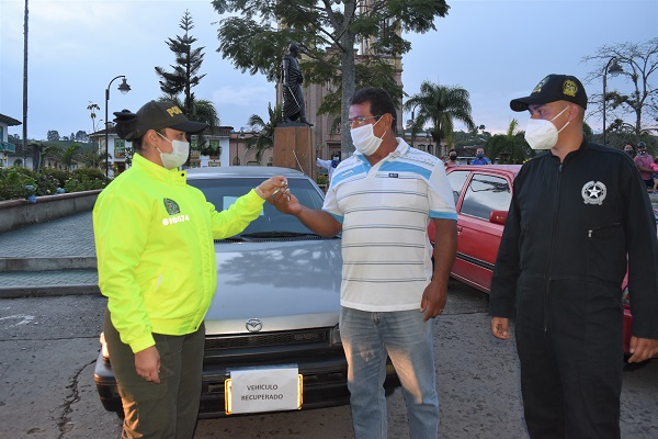 Entrega de dos vehículos recuperados 