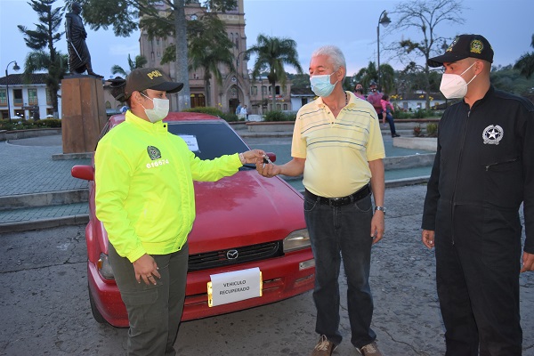 Entrega de dos vehículos recuperados 