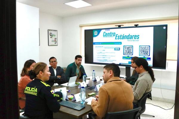 Viceministra Juliana Coronado visitó el Centro de Estándares de la Policía Nacional y conoció avances en validación de competencias