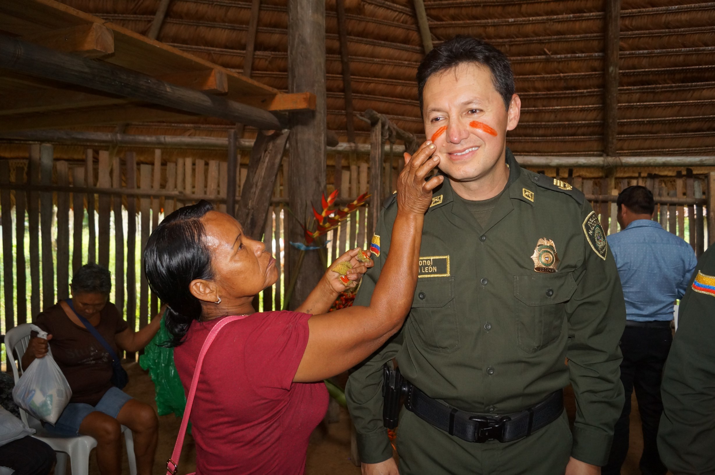 Cálida bienvenida de los pueblos indígenas del amazonas a Comandantes de Policía