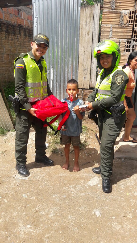 Los policías de Mocoa llegan a distintos barrios, entregando obsequios y mucha alegría. 