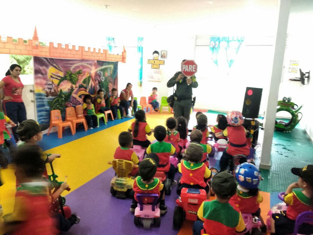 Policía en un salón de clases enseñando normas de tránsito