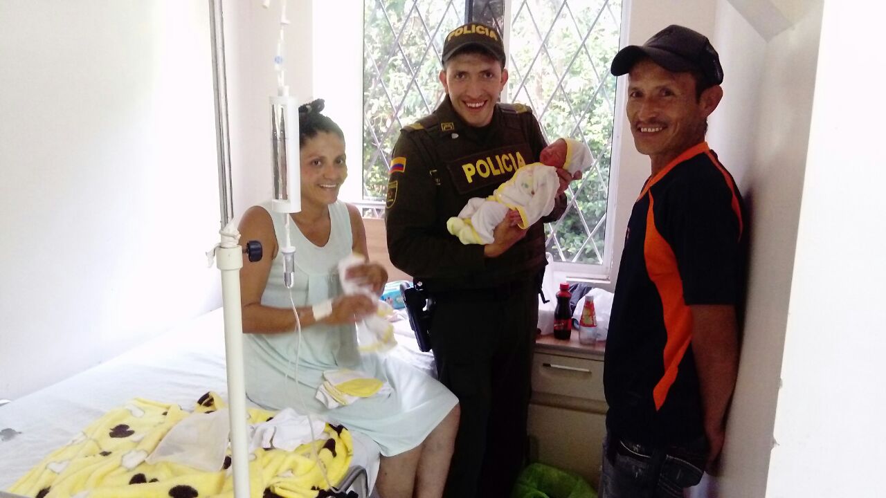 Uniformados trasladan mujer en estado de gestación - Policía de Santander