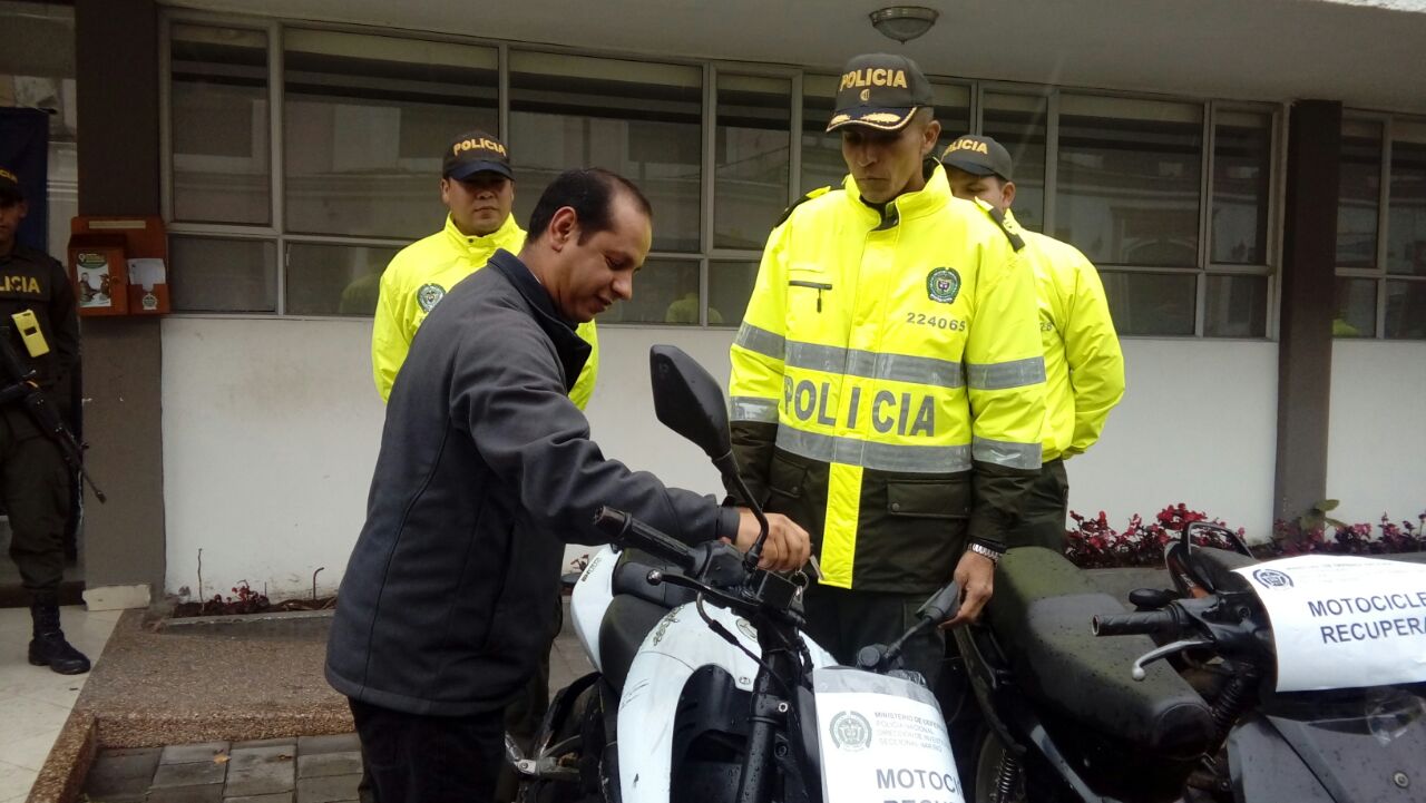 Entrega de una motocicleta recuperada a un ciudadano