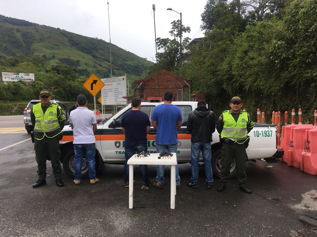 Cuatro personas capturadas por porte ilegal de armas