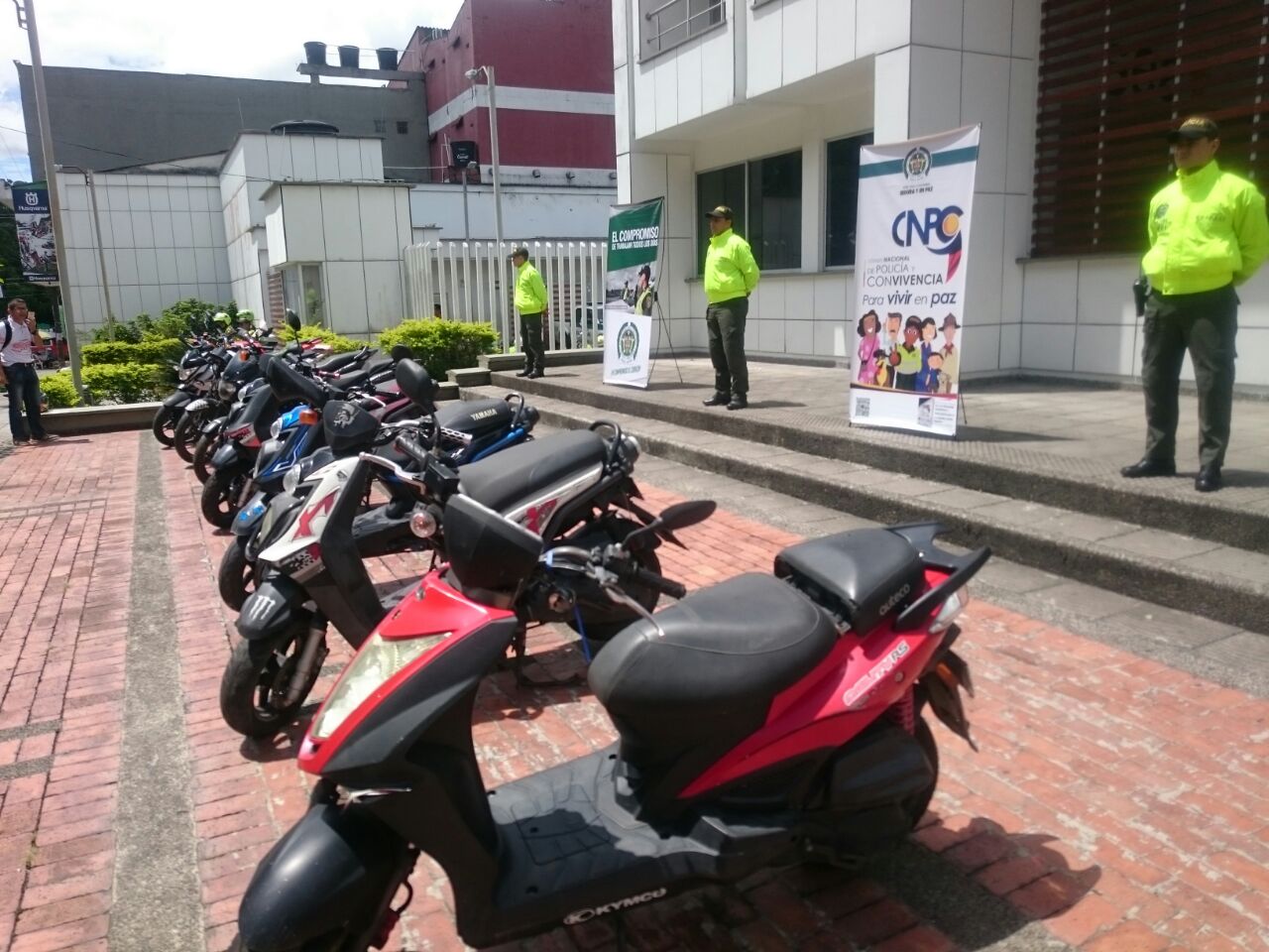 En otro caso mediante allanamiento se logra la captura de una persona por hurto y tráfico de estupefacientes en el barrio Porfia