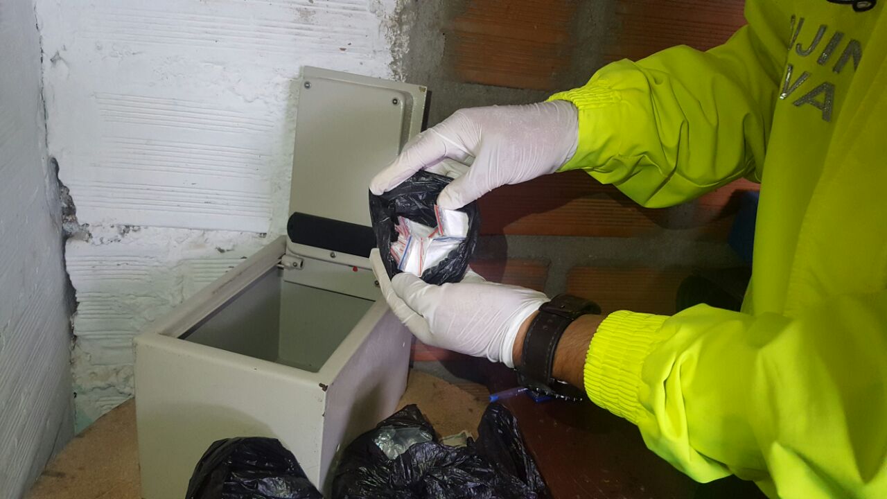 Policía verifica contenido de una caja fuerte donde encuentra droga