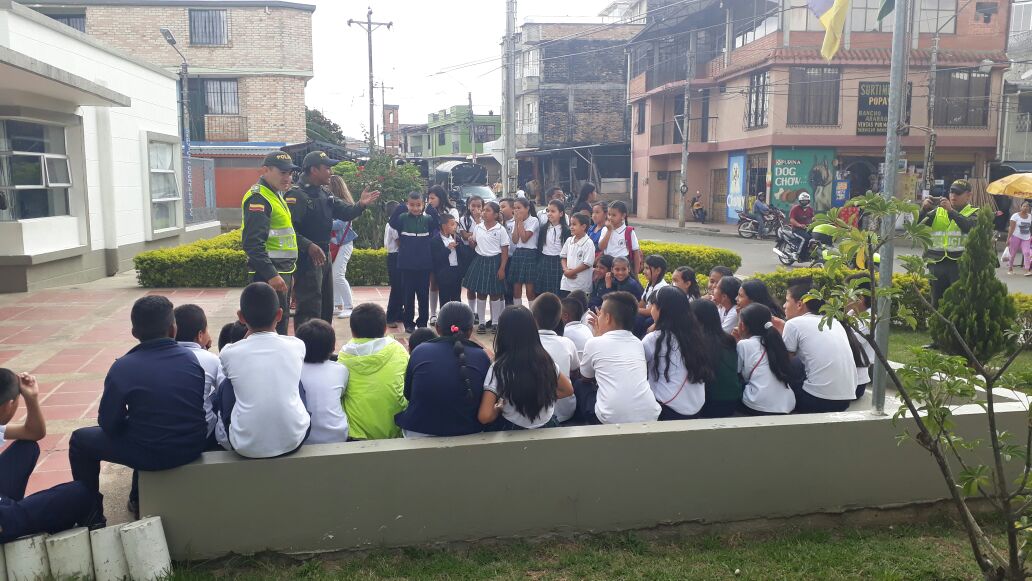 Estudiantes de tres instituciones educativas vulnerables de la ciudad blanca