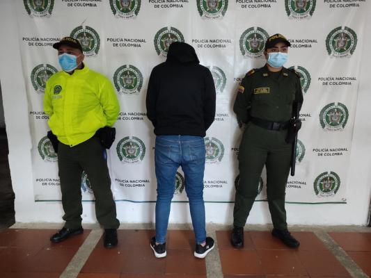 Persona capturada-policías custodiando