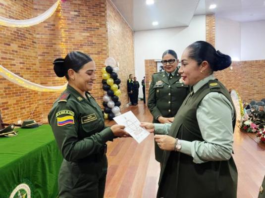 En el auditorio de la Escuela de Carabineros Provincia de Vélez se desarrolló evento académico.