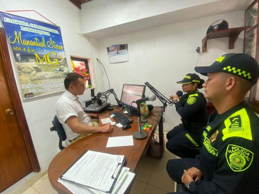 Incentivando a los jóvenes a que se incorporen como auxiliares de policía 