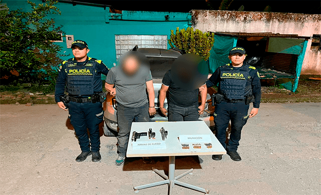 Dos personas capturadas por dos policías