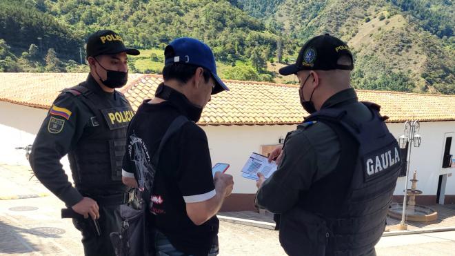 Policía regalando sticker 