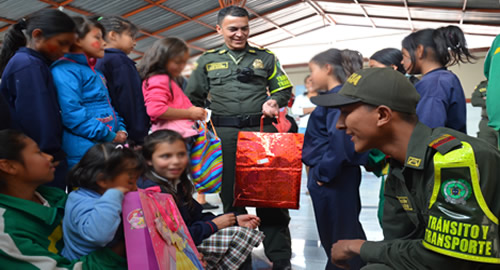 regalos-ninos-transito-policia-bogota-navidad