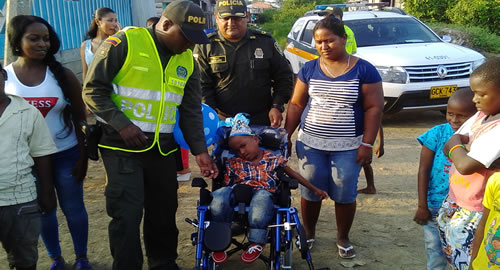 uraba-silla de ruedas-niño-regalo-sueño-policias