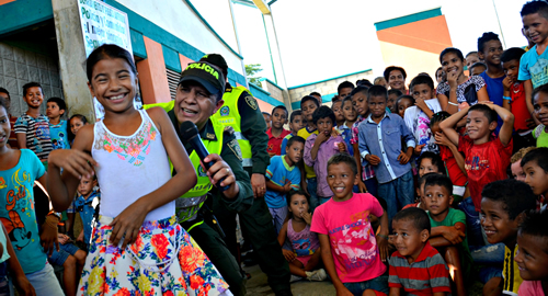 antioquia-policia-vacaciones recreativas-niños y niñas-felicidad