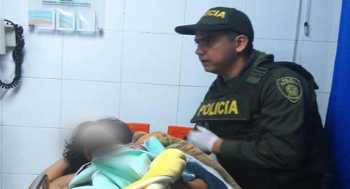 policias-ayudan-parto-menor-medellin