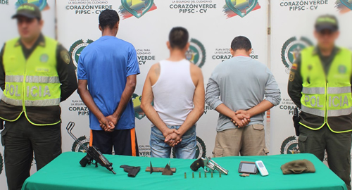 Delinquían-pasamontañas-armas- fuego- mini Uzi-policia-captura