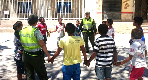 POLICIA NACIONAL POLICÍA METROPOLITANA LIDERA CAMPAÑAS JUNTOS CON LOS NIÑOS y ABRE TUS OJOS
